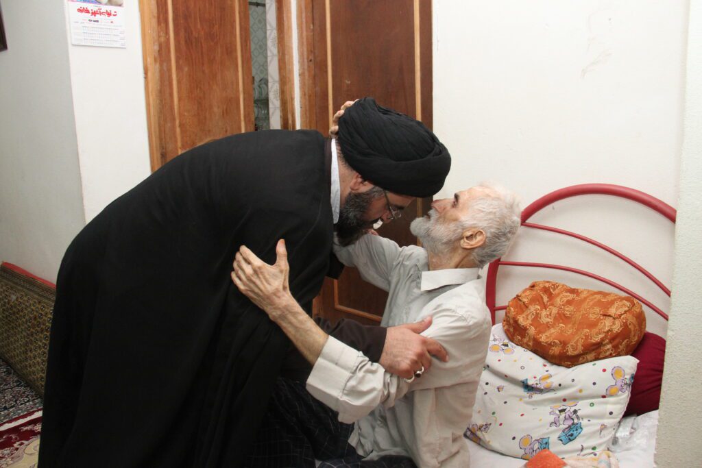 عیادت آیت الله سیدمجتبی نورمفیدی از جانباز پاسدار سبز علی ساور علیا