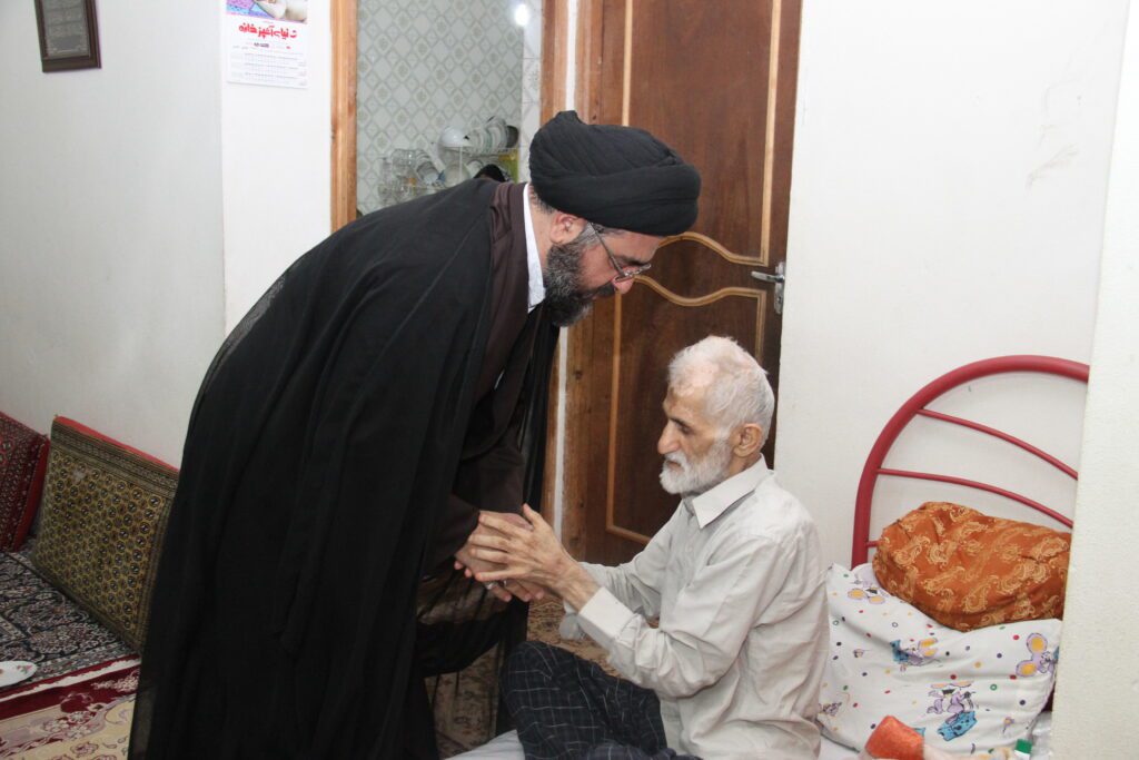 عیادت آیت الله سیدمجتبی نورمفیدی از جانباز پاسدار سبز علی ساور علیا
