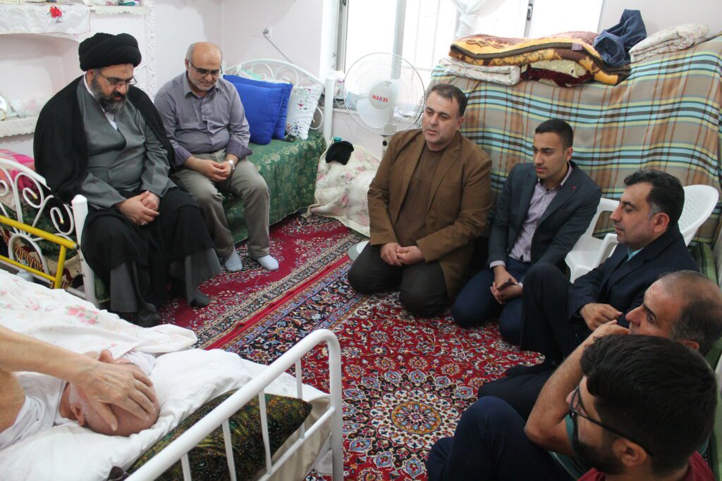 عیادت از پدر شهید مهدی مومنی