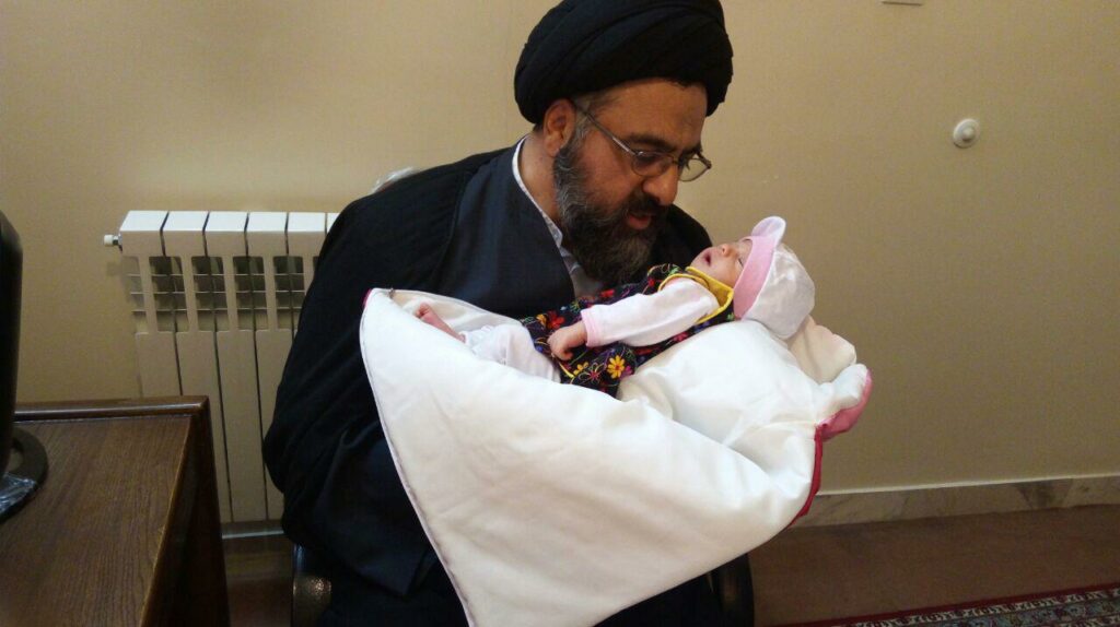 گفتن اذان و اقامه در گوش نوزاد