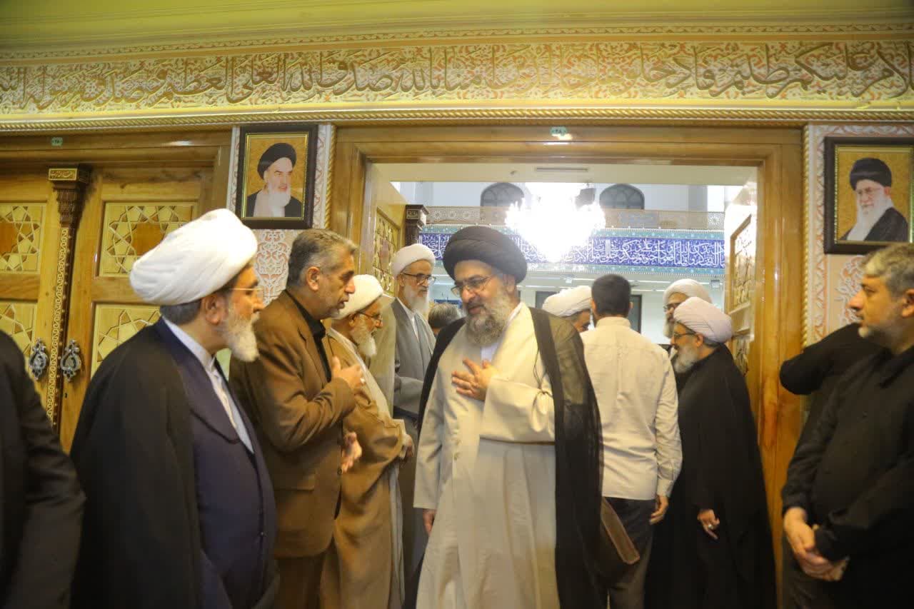 حضور آیت الله سیدمجتبی نورمفیدی در مراسم چهلمین شب درگذشت حجت الاسلام والمسلمین حسین نمازی - سال 1404