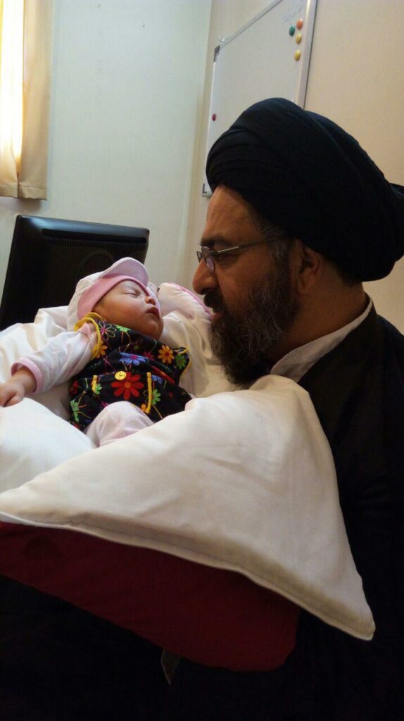 گفتن اذان و اقامه در گوش نوزاد