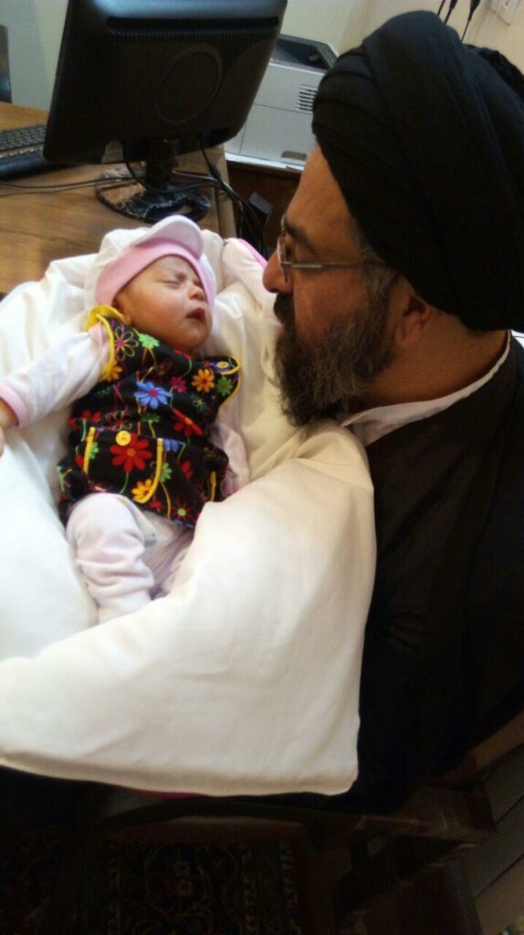 گفتن اذان و اقامه در گوش نوزاد