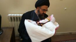 گفتن اذان و اقامه در گوش نوزاد