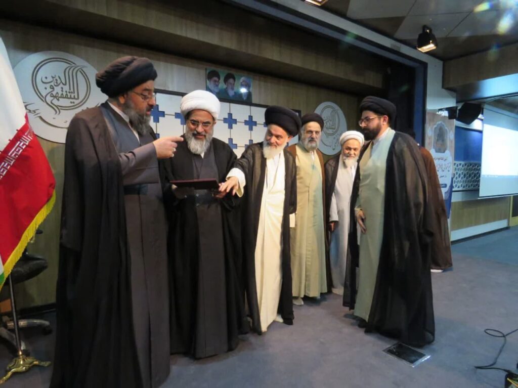 تجلیل از طلاب ممتاز مرکز فقهی ائمه اطهار (ع)