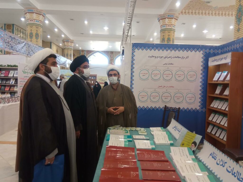 بازدید آیت الله سید مجتبی نورمفیدی از نمایشگاه دستاوردهای علمی موسسات و مراکز تخصصی حوزوی کشور – سال ۱۴۰۰