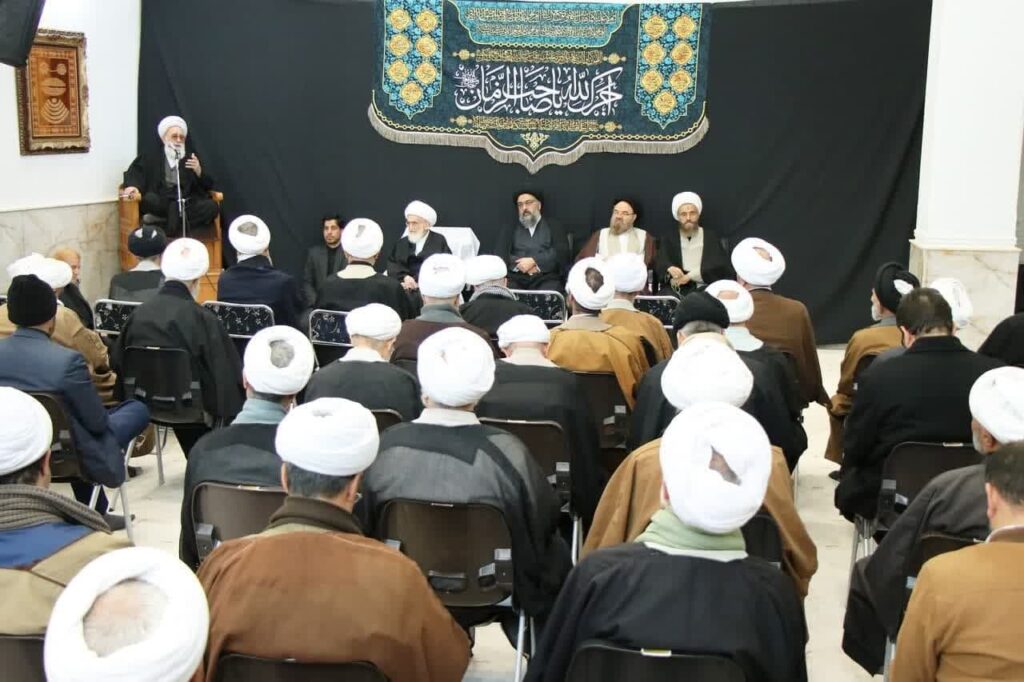 حضور در مراسم عزاداری به مناسبت شهادت امام موسی کاظم در بیت آیت الله نوری همدانی