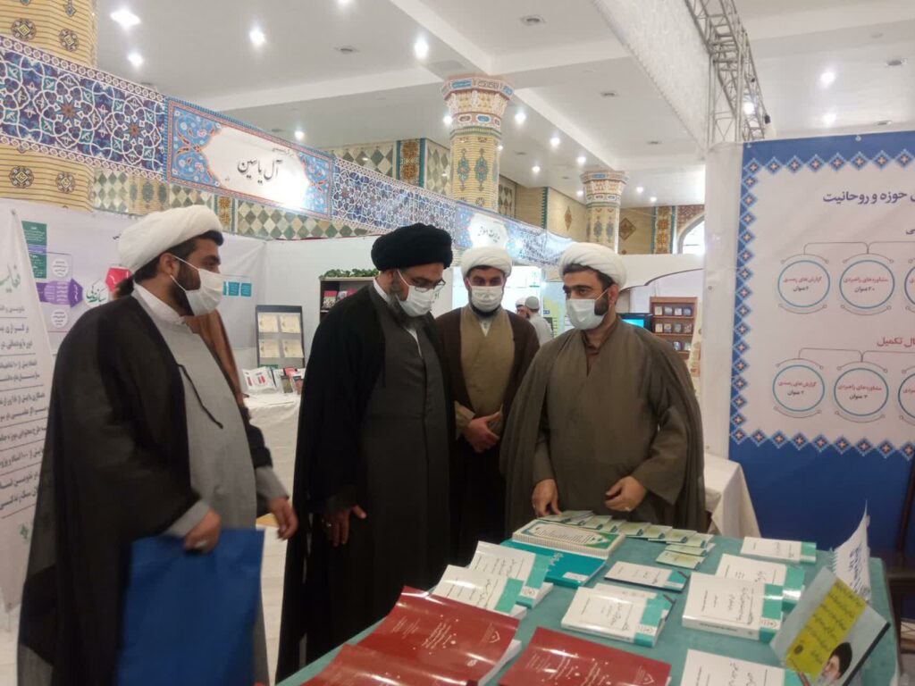 بازدید آیت الله سید مجتبی نورمفیدی از نمایشگاه دستاوردهای علمی موسسات و مراکز تخصصی حوزوی کشور – سال ۱۴۰۰