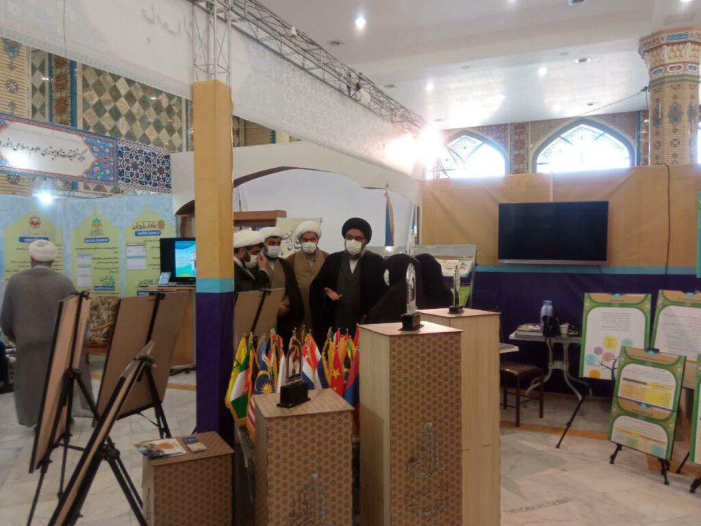 بازدید آیت الله سید مجتبی نورمفیدی از نمایشگاه دستاوردهای علمی موسسات و مراکز تخصصی حوزوی کشور – سال ۱۴۰۰