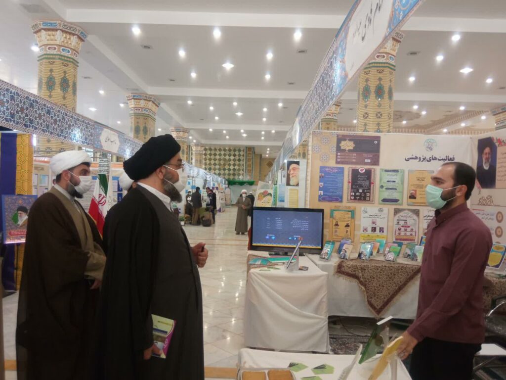 بازدید آیت الله سید مجتبی نورمفیدی از نمایشگاه دستاوردهای علمی موسسات و مراکز تخصصی حوزوی کشور – سال ۱۴۰۰