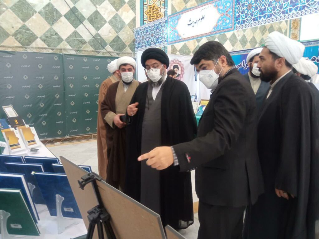 بازدید آیت الله سید مجتبی نورمفیدی از نمایشگاه دستاوردهای علمی موسسات و مراکز تخصصی حوزوی کشور – سال ۱۴۰۰