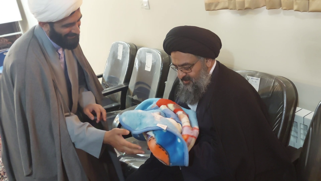 اقامه اذان و اقامه در گوش نوزاد یکی از شاگردان