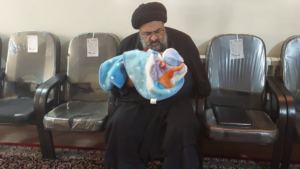 اقامه اذان و اقامه در گوش نوزاد یکی از شاگردان