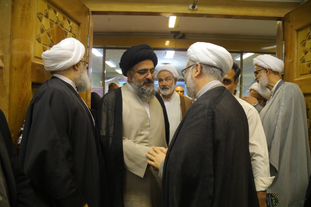 حضور آیت الله سیدمجتبی نورمفیدی در مراسم چهلمین شب درگذشت حجت الاسلام والمسلمین حسین نمازی