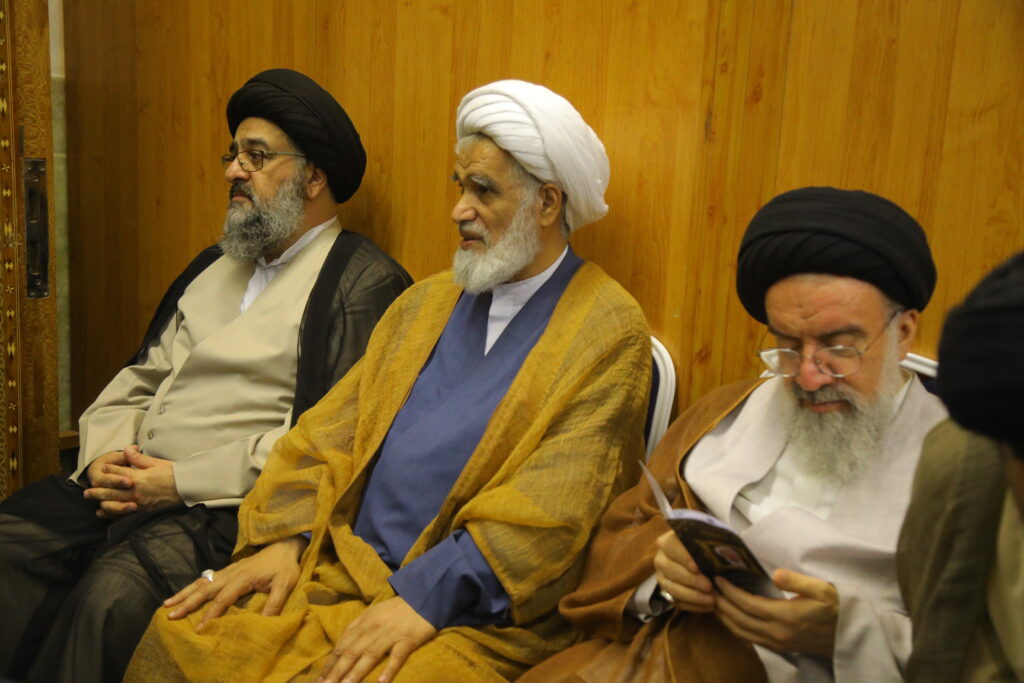 حضور آیت الله سیدمجتبی نورمفیدی در مراسم چهلمین شب درگذشت حجت الاسلام والمسلمین حسین نمازی
