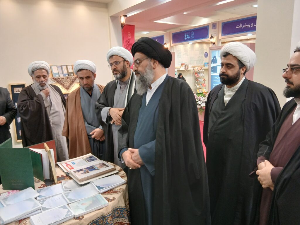  بازدید از نمایشگاه چهل سال بالندگی جامعه الزهرا
