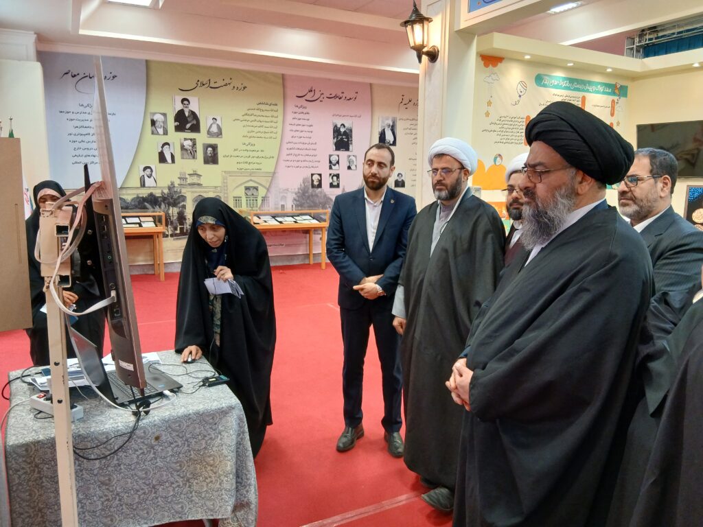 بازدید از نمایشگاه چهل سال بالندگی جامعه الزهرا