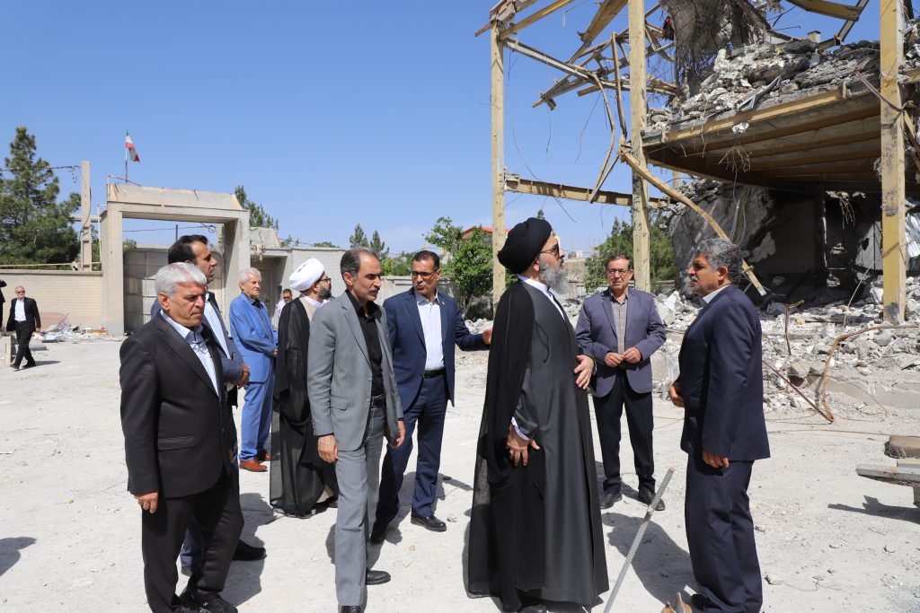 آیت‌الله نورمفیدی از روند تخریب مدرسه شاهد امام رضا (ع) در خمین بازدید کرد