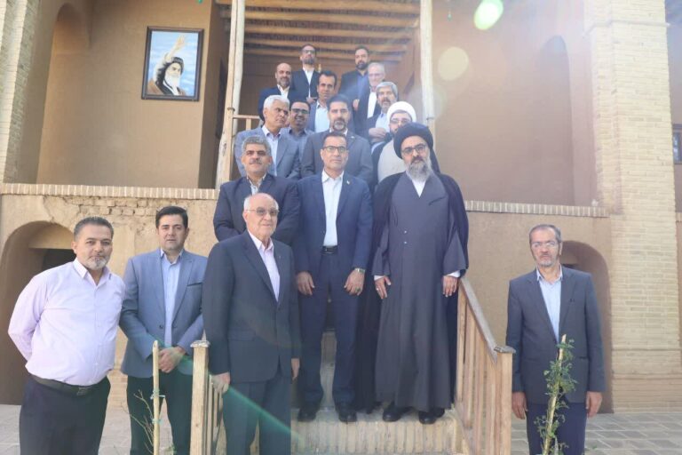 تجدید میثاق آیت‌الله سید مجتبی نورمفیدی با آرمان‌های بنیان گذار کبیر انقلاب اسلامی در بازدید از بیت امام خمینی(ره)