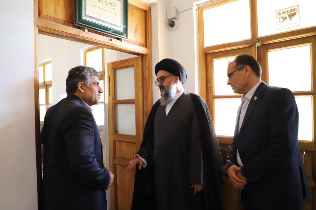 تجدید میثاق آیت‌الله سید مجتبی نورمفیدی با آرمان‌های بنیان گذار کبیر انقلاب اسلامی در بازدید از بیت امام خمینی(ره)