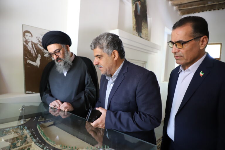 تجدید میثاق آیت‌الله سید مجتبی نورمفیدی با آرمان‌های بنیان گذار کبیر انقلاب اسلامی در بازدید از بیت امام خمینی(ره)