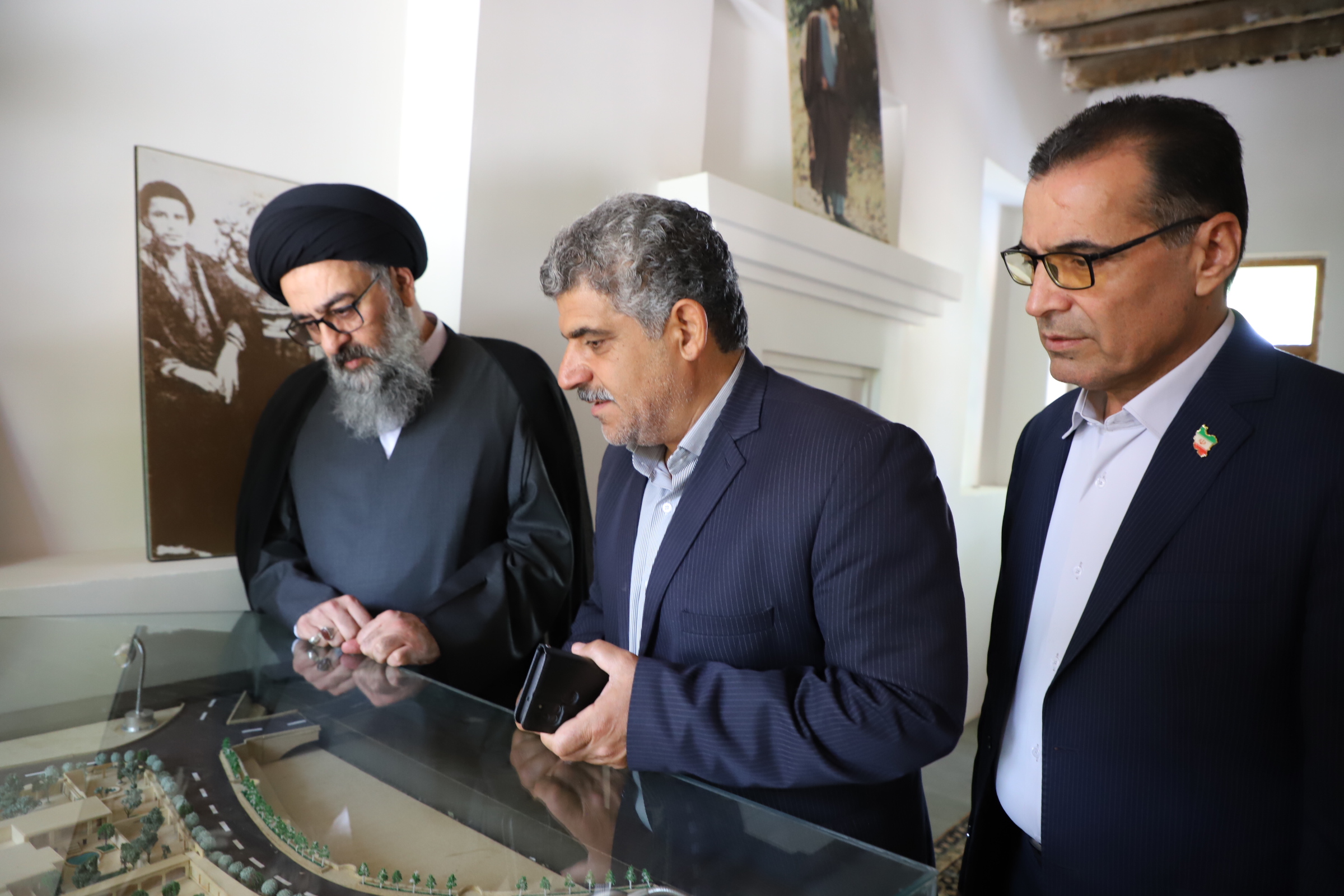 تجدید میثاق آیتالله سید مجتبی نورمفیدی با آرمانهای بنیان گذار کبیر انقلاب اسلامی در بازدید از بیت امام خمینی(ره)