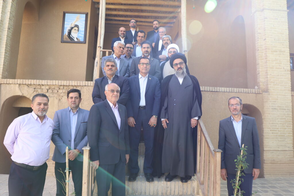 تجدید میثاق آیت‌الله سید مجتبی نورمفیدی با آرمان‌های بنیان گذار کبیر انقلاب اسلامی در بازدید از بیت امام خمینی(ره)