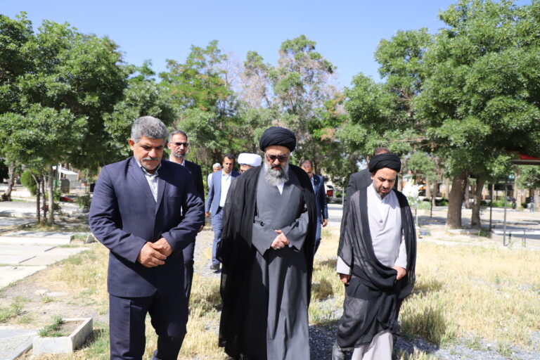 آیین غبارروبی و گلباران مزار شهدای شهرستان خمین با حضور آیت‌الله سید مجتبی نورمفیدی