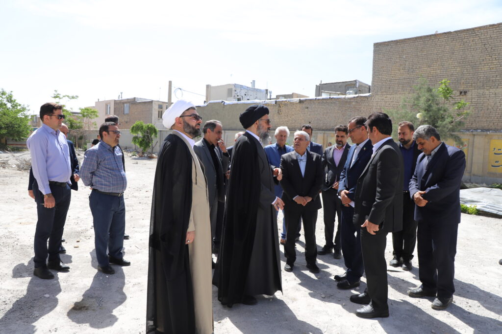بازدید آیت‌الله نورمفیدی از روند تخریب مدرسه شاهد امام رضا (ع) در خمین