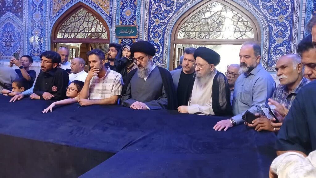 حضور آیت‌الله سید مجتبی نورمفیدی در جوار مزار«آقای شهید ایران»؛رواق دارالذکر.