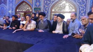 حضور آیت‌الله سید مجتبی نورمفیدی در جوار مزار«آقای شهید ایران»؛رواق دارالذکر.